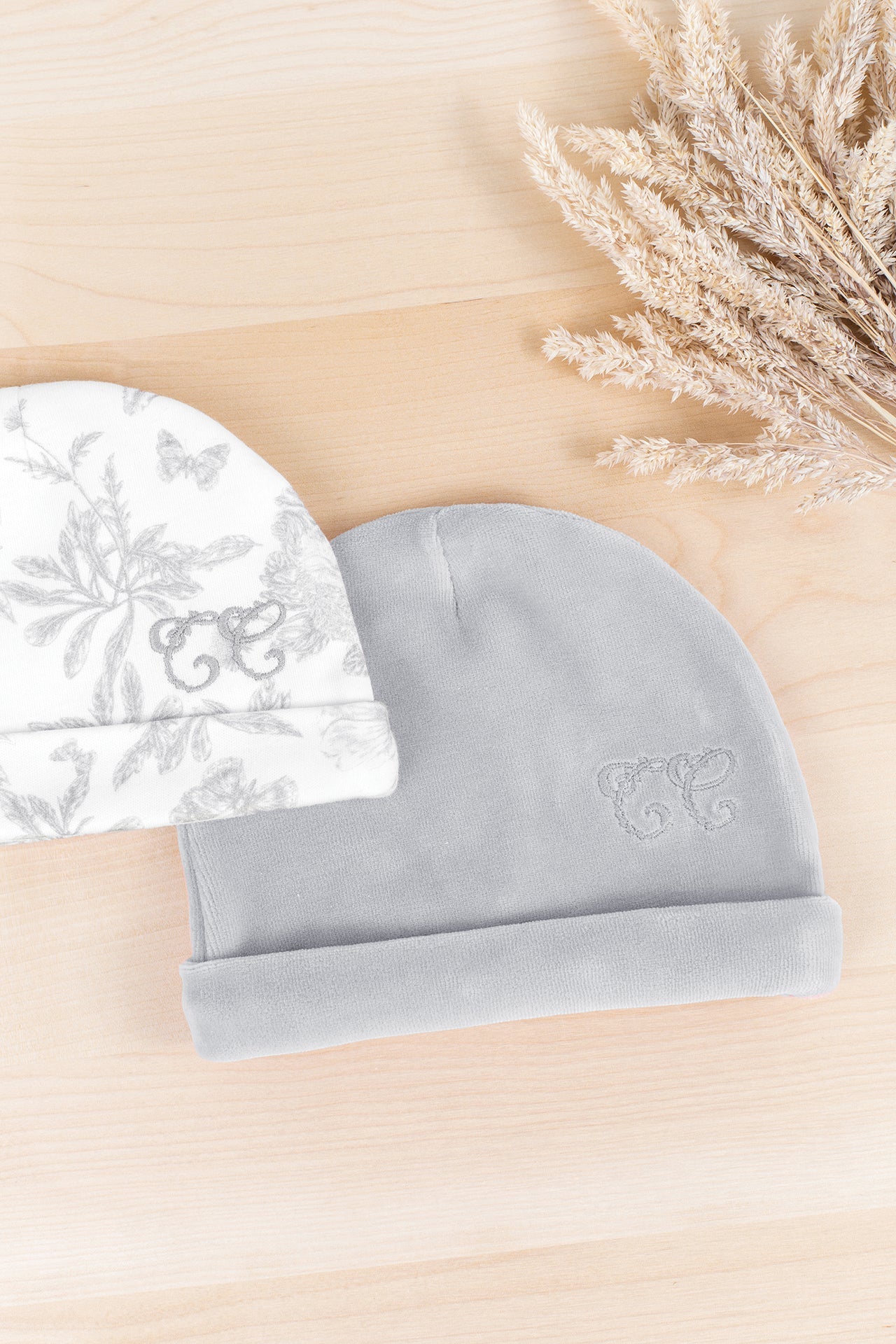 Babymutsje Toile de Jouy gris