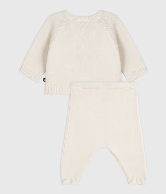 Gebreid babysetje met geborduurde hartjes