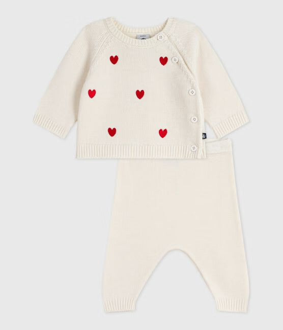 Gebreid babysetje met geborduurde hartjes