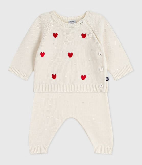 Gebreid babysetje met geborduurde hartjes