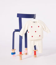 Gebreid babysetje met geborduurde hartjes