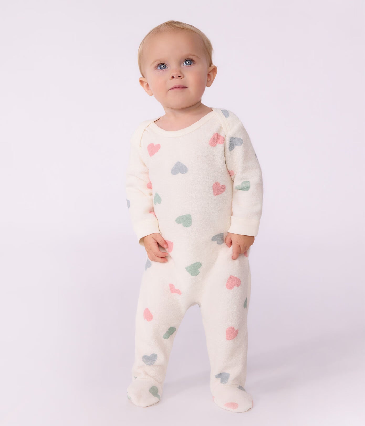 Babypyjama van katoenen badstof, zonder drukknoopjes, en met hartjesprint