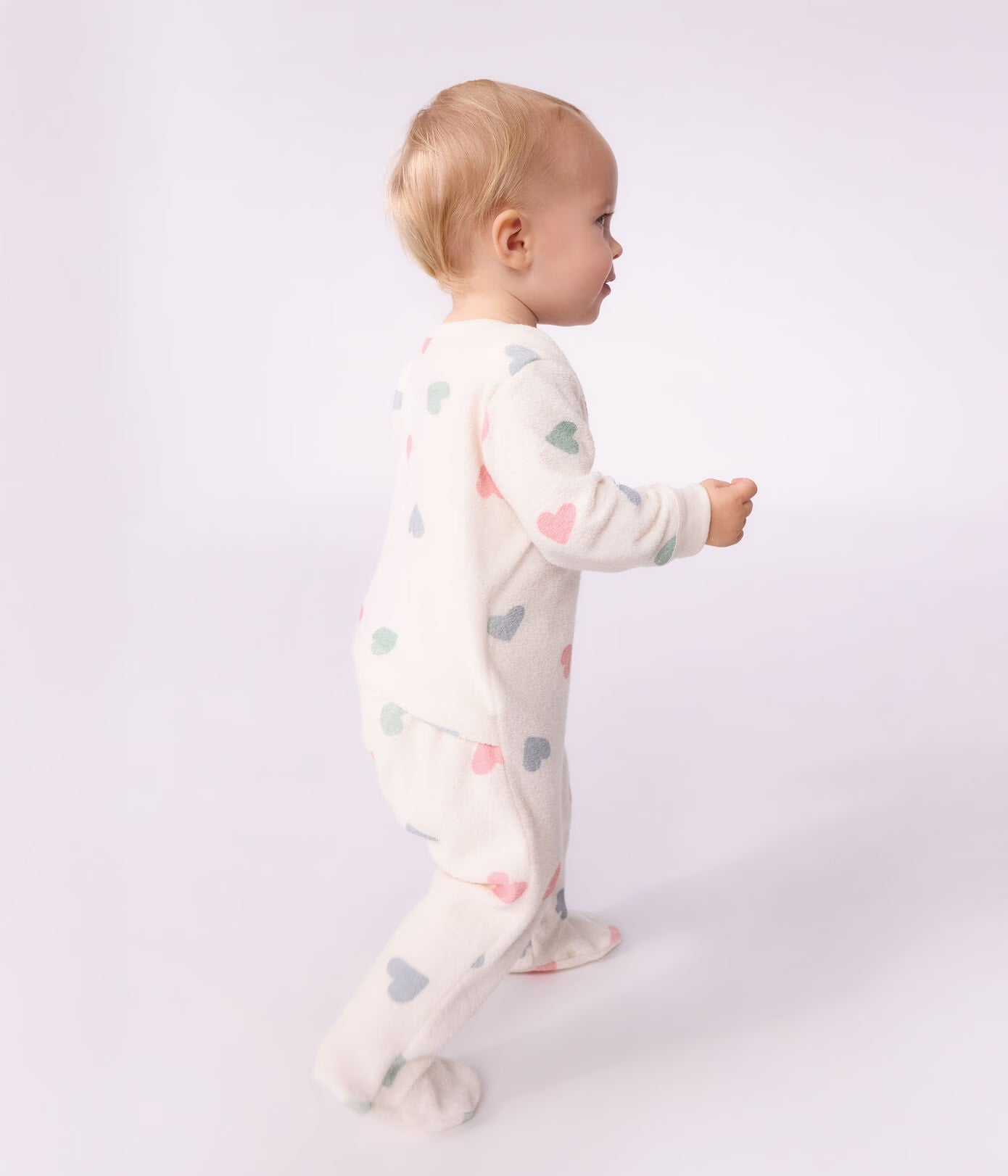 Babypyjama van katoenen badstof, zonder drukknoopjes, en met hartjesprint