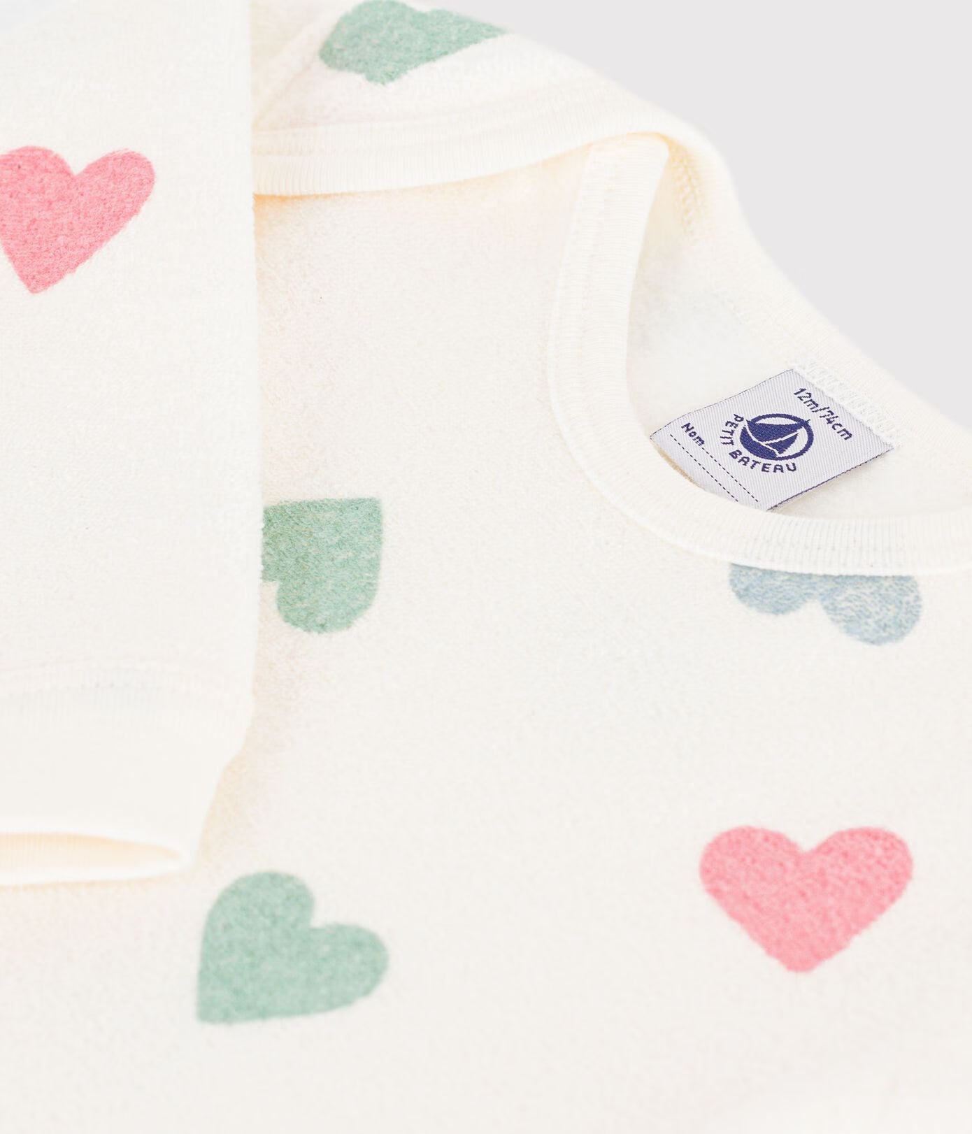 Babypyjama van katoenen badstof, zonder drukknoopjes, en met hartjesprint