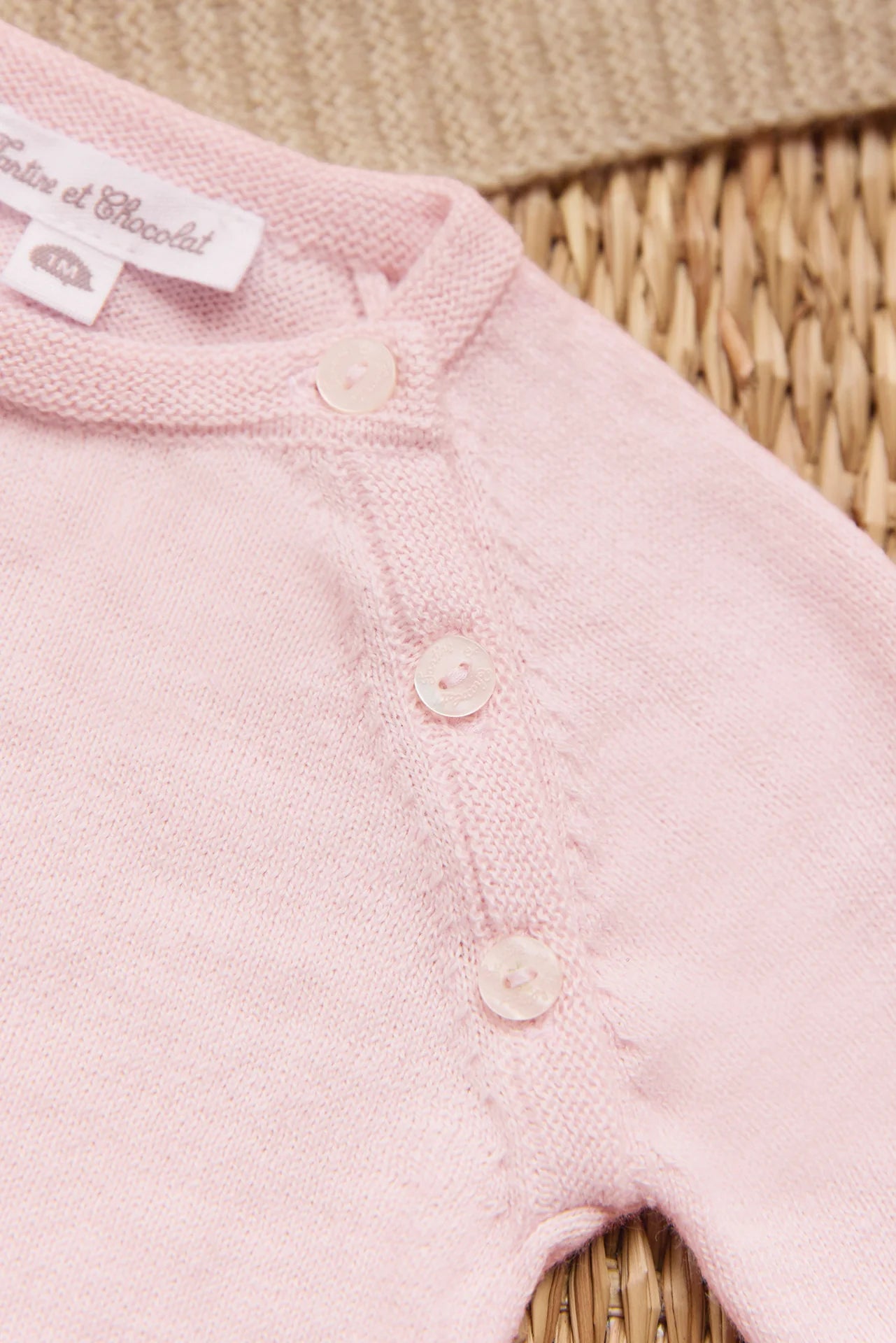 Pull Rose pâle broderie lapin